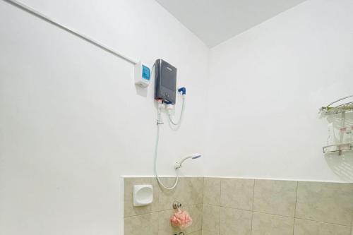 甲万那端Shiella's Staycation House Cabanatuan的白色的室内淋浴,有家具