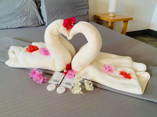 邦劳Buona Vita resort的床上有几条毛巾和鲜花
