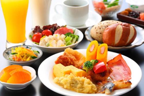TokaiRoute Inn Grantia Tokai Spa&Relaxation的餐桌,早餐盘和饮料