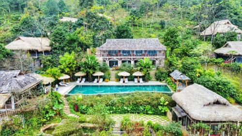 Pu LuongPu Luong Eco Garden的享有带游泳池的度假村的空中景致