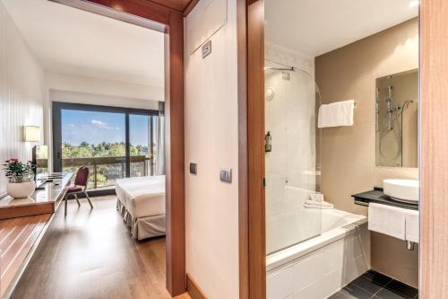 罗马Midas Roma Hotel - A member of Barcelo Hotel Group的带浴缸、盥洗盆和卫生间的浴室