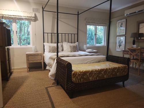 开普敦露斯汀旅馆的一间卧室配有两张床和一张长凳