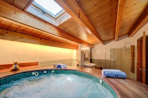 桑特柳伊斯Casa con Piscina climatizada, Jacuzzi, Billar, Aire Acondicionado的一座带天窗的房屋内的室内游泳池