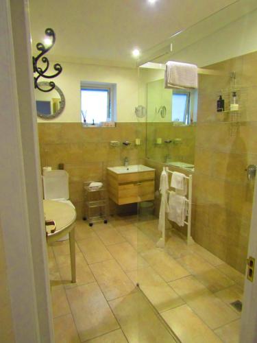 开普敦露斯汀旅馆的大型浴室设有水槽和淋浴。