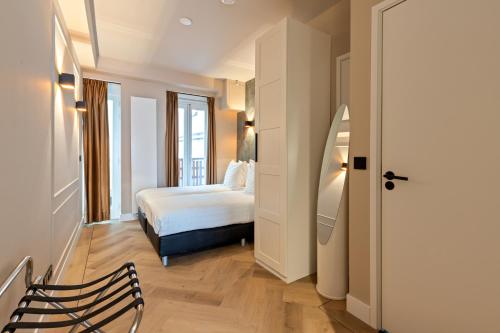 阿姆斯特丹Midtown Hotel Triple Room的酒店客房设有床和窗户。
