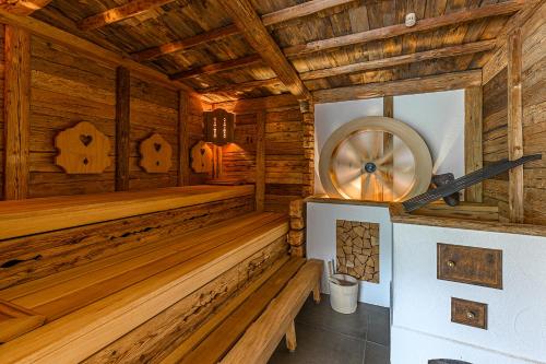 巴特维塞阿潘松尼酒店的小木屋内的桑拿浴室,配有风扇