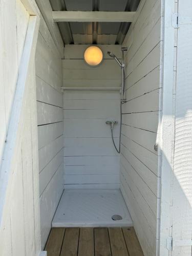 圣利法尔Grand tepee glamping pour 2的带淋浴的浴室,天花板上配有灯