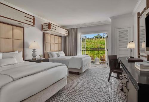 纳帕梅丽泰治水疗度假酒店的酒店客房设有两张床和一个阳台。
