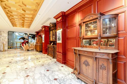 广州广东胜利宾馆(沙面店）的一间设有红色墙壁和大型木制橱柜的房间