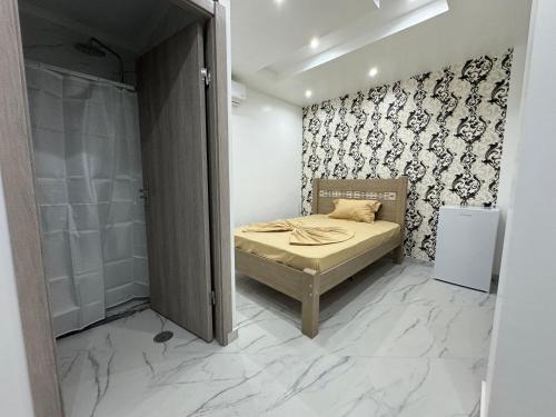 普拉亚Pereira lounge bar的一间带一张床和淋浴的小卧室