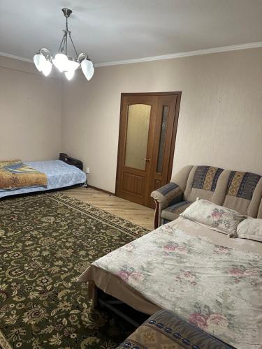 比什凯克guest house djal的一间带床和沙发的客厅以及一间房间