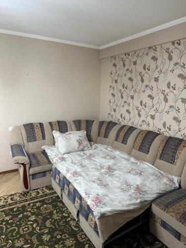 比什凯克guest house djal的客厅配有沙发和1张床