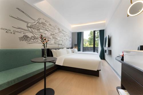 上海上海香橼果酒店的酒店客房,配有床和沙发