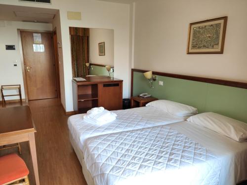 格拉多古斯西欧二世酒店的配有一张床和一张书桌的酒店客房
