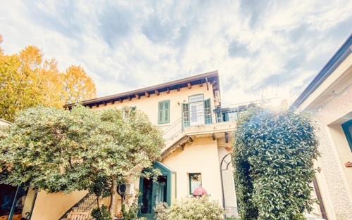 的里雅斯特Le Residenze dei Serravallo的白色的房子,上面设有阳台