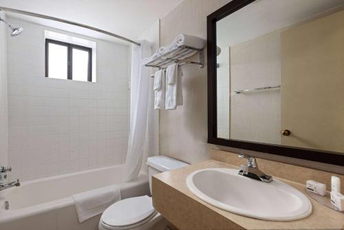 桑德贝桑德海湾旅客之家的一间带水槽、卫生间和镜子的浴室