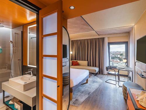 里斯本里斯本诺富特酒店的酒店客房设有床和水槽