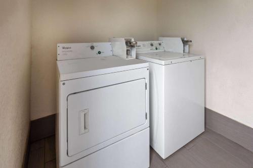 道格拉斯维尔道格拉斯维尔亚特兰大费尔伯恩路戴斯酒店的客房内的白色洗衣机和烘干机