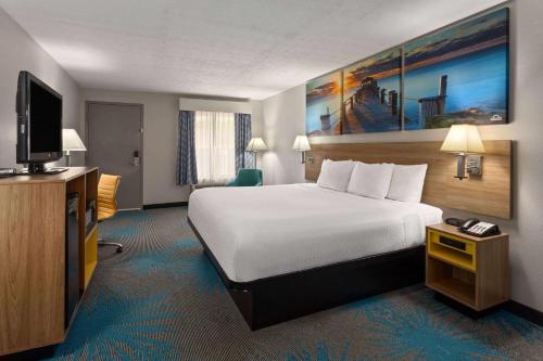 道格拉斯维尔道格拉斯维尔亚特兰大费尔伯恩路戴斯酒店的配有一张床和一台平面电视的酒店客房
