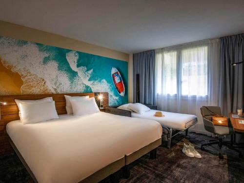 瓦尔邦讷诺富特安替贝司苏菲亚酒店的酒店客房设有两张床,墙上挂有地图。
