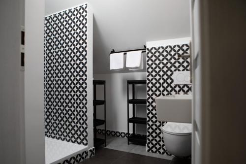 小斯卡拉Turistická ubytovna U Tlusťocha的一间带卫生间的浴室和黑白墙