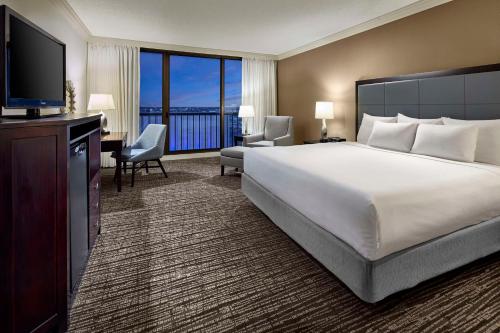塔尔萨Hyatt Regency Tulsa Downtown的酒店客房设有一张大床和一台电视。