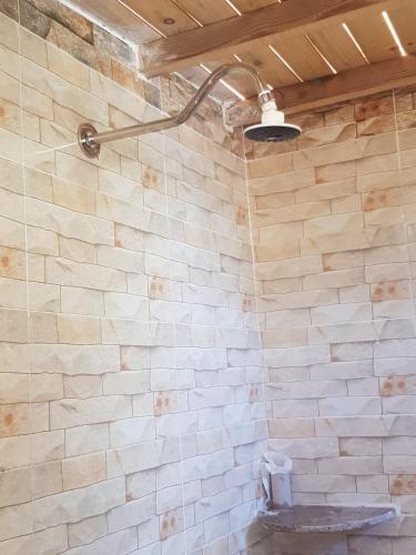 努韦巴New Mabroka的浴室设有石墙和卫生间