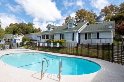 马里波萨优胜美地山谷品质酒店的围栏前带游泳池的房子