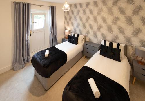 伦敦Royal Retreat & Lego Lodge的一间卧室设有两张床和一堵墙