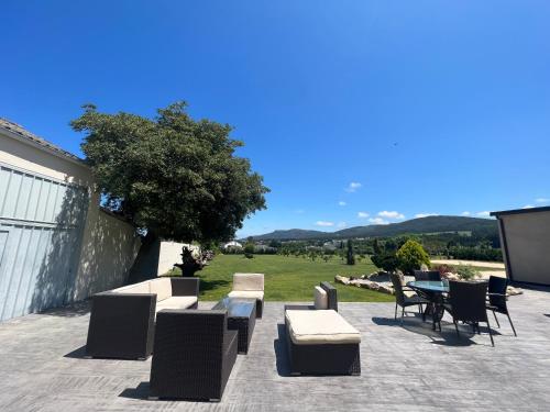 巴雷罗斯Casal de pelaio的庭院设有桌椅,享有美景。
