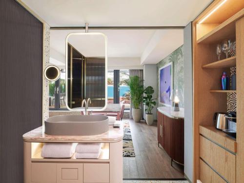 首尔蒙德里安首尔梨泰院街酒店的一间带水槽和镜子的浴室