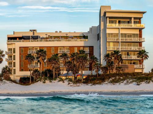克利尔沃特The Hiatus Clearwater Beach, Curio Collection By Hilton的海边的酒店