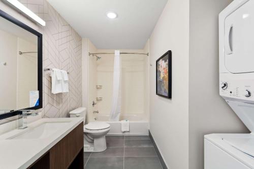 列克星敦Everhome Suites Lexington North的白色的浴室设有卫生间和水槽。
