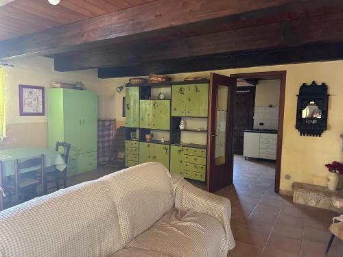 克罗托内Loft gabella mare的客厅配有绿色橱柜和桌子