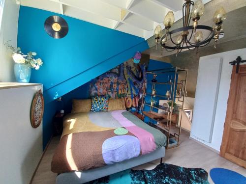 哈瑟尔特on-ge-woon(st)ad Hasselt (nabij centrum)的一间卧室配有一张蓝色天花板的床