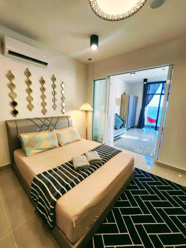 哥打京那巴鲁THE SHORE KOTA KINABALU - SABAKUBA HOMESTAY B13-13A的一间卧室,卧室内配有一张大床