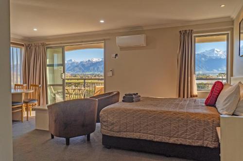 凯库拉Mondello Kaikoura的一间带一张床的卧室和一个山景阳台