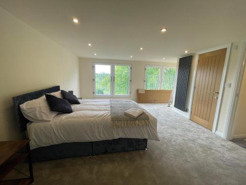博尔顿LUXURIOUS HOLIDAY HOME Bolton的一间卧室设有一张床和一个大窗户
