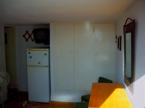 皮索利瓦迪Καραμπεικο的带冰箱和橱柜的厨房
