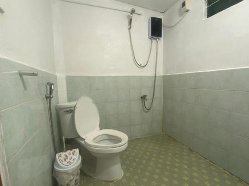 碧瑶Baguio mountain villa view RW的一间带卫生间和淋浴的浴室