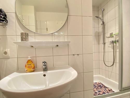 黑灵斯多夫Haus Inge的一间带水槽、镜子和淋浴的浴室