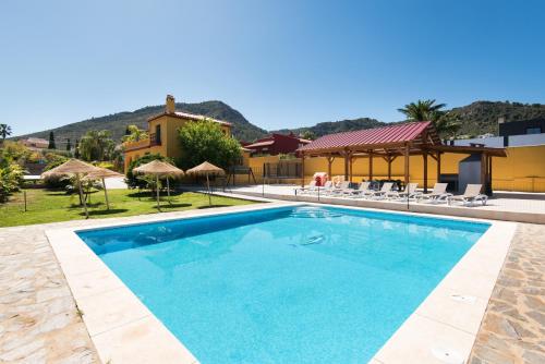 阿尔豪林德拉托里Villa Rio Salado的一座带游泳池和房子的别墅