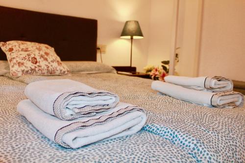 塞内斯德拉韦加Apartamentos Vado - Ruta de la Sierra的床上的一大堆毛巾