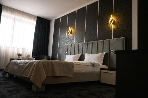 代日Black Tulip Hotel的一间卧室设有一张大床和一个窗户。