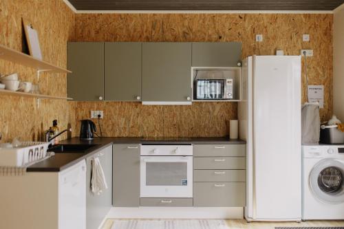 普马拉Pistocamp的厨房配有白色家电和冰箱