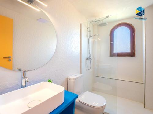 克罗姆港Apartamentos Bella María的一间带水槽、卫生间和镜子的浴室