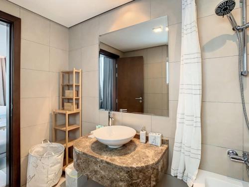 迪拜Key View - Hilliana Tower的一间带水槽和镜子的浴室