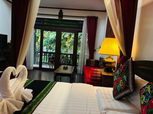 清迈清迈恒考度假村的酒店客房设有床和客厅。