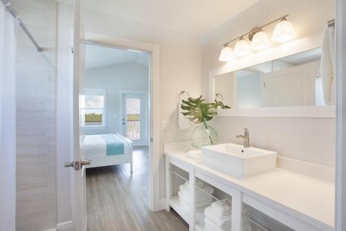 伊斯拉莫拉达Isla Tamarillo - Waterfront Boutique Resort, Island Paradise, Prime Location的白色的浴室设有水槽和镜子