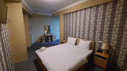 KarmanaFAYZ HOTEL的卧室配有白色的床和窗户。